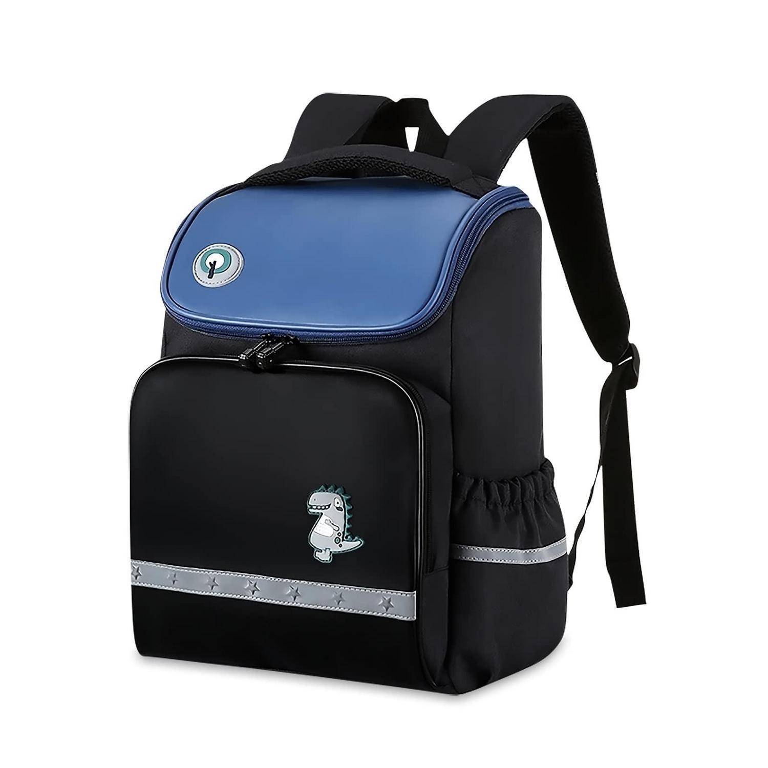 Schwarzer Rucksack mit blauem Verschluss, Reißverschlusstasche vorne, Seitentasche und Dinosaurier-Patches auf weißem Hintergrund.