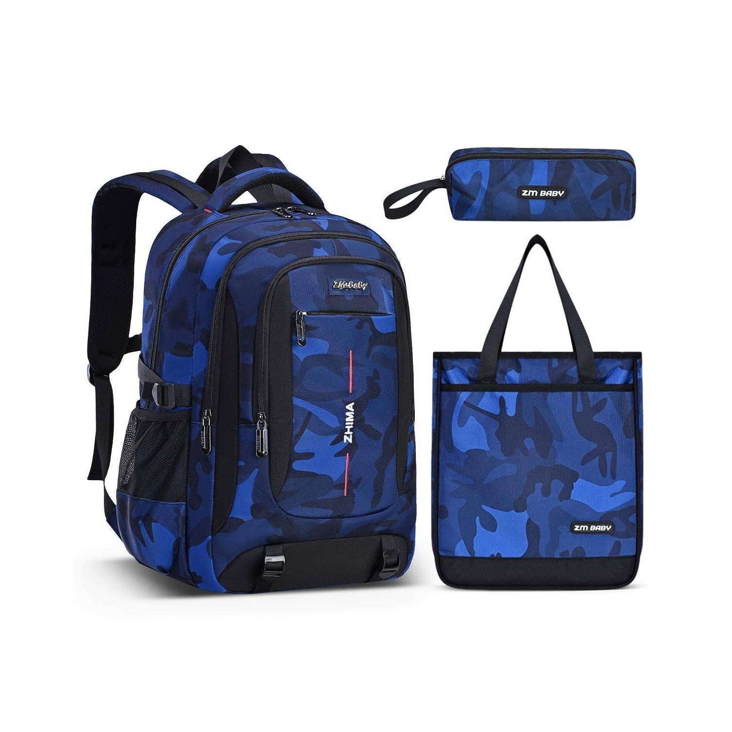 Blauer Camouflage-Rucksack mit passender Reißverschluss-Federtasche und Tragetasche auf weißem Hintergrund.