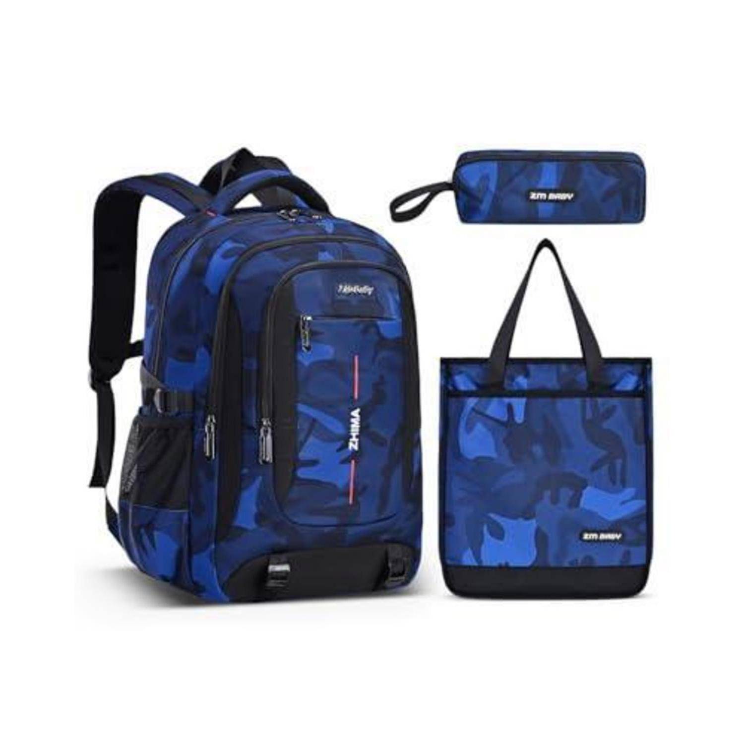 Blauer Camouflage-Rucksack-Set mit passender Tragetasche und Federmäppchen auf weißem Hintergrund.