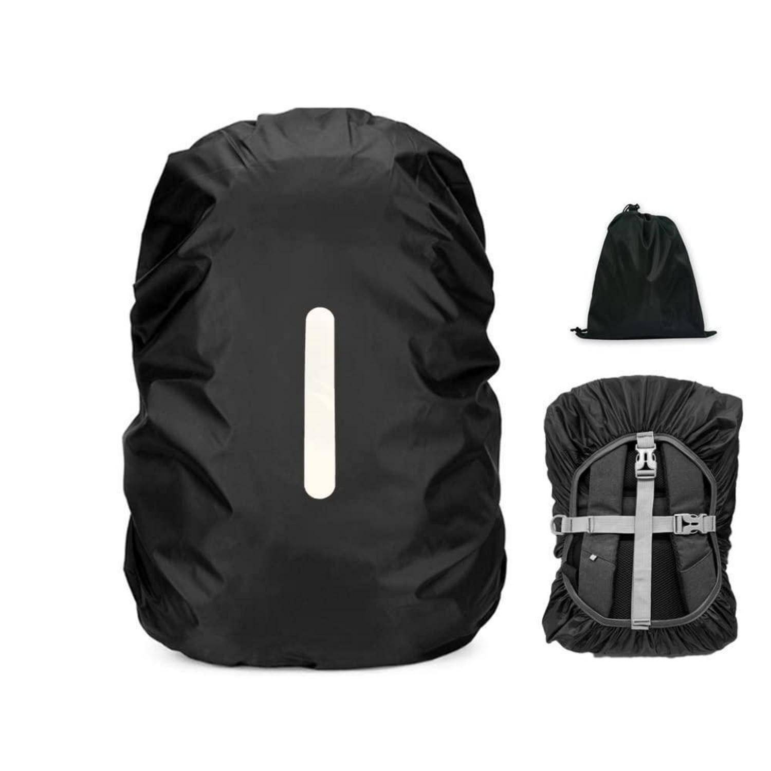 Schwarze wasserdichte Rucksack-Regenschutzhülle geöffnet, zusammengefaltet in einem Beutel mit Kordelzug und über einem Rucksack befestigt.