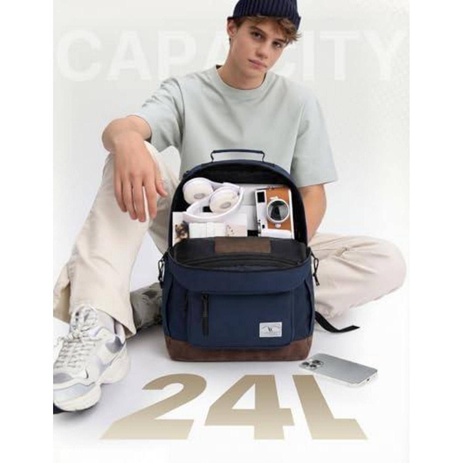 Ein junger Mann sitzt neben einem offenen Rucksack, der mit Gadgets und Kopfhörern gefüllt ist, mit einem Telefon auf dem Boden und '24A' unter ihm.