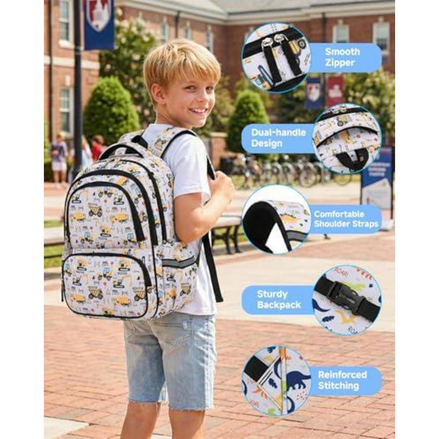 Lächelnder Junge trägt einen gemusterten Rucksack im Freien, mit Beschriftungen, die den glatten Reißverschluss, das Dual-Handle-Design, die bequemen Riemen, die robuste Konstruktion und die verstärkten Nähte hervorheben.