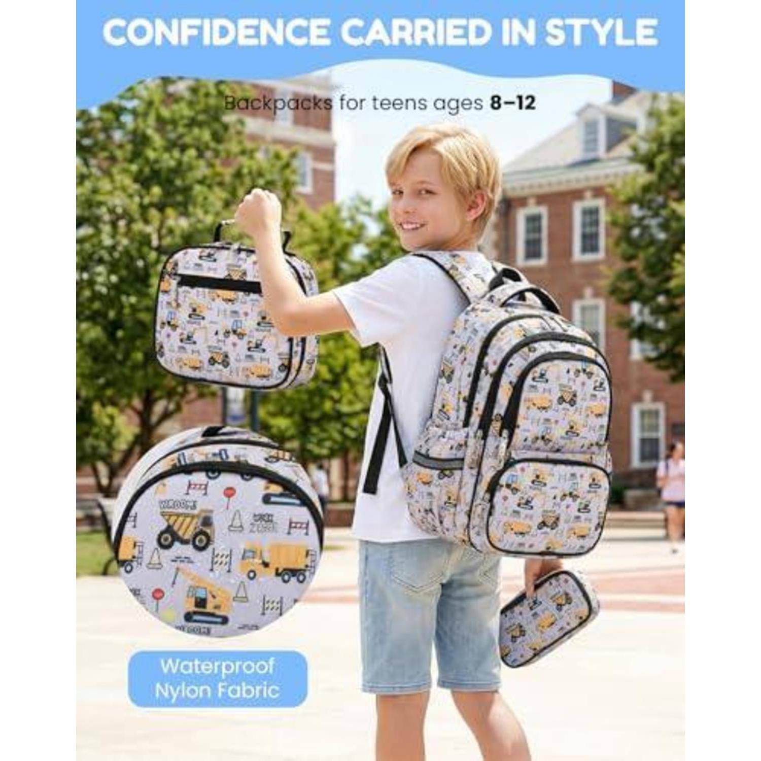 Teenagerboy präsentiert einen gemusterten Rucksack und eine Lunchbox im Freien; der Anzeigentext sagt „Selbstvertrauen stilvoll getragen", „Rucksäcke für Teenager im Alter von 8-12 Jahren"" und „Wasserdichtes Nylongewebe"".