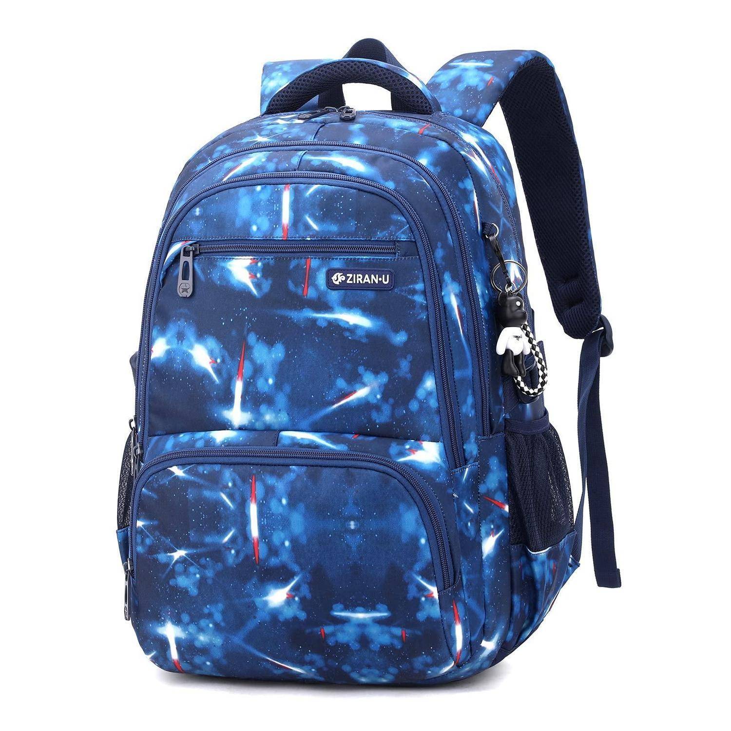 Blauer Rucksack mit Galaxie-Muster und mehreren Reißverschlussfächern, Netzstofftasche an der Seite und gepolsterten Schultergurten auf weißem Hintergrund.