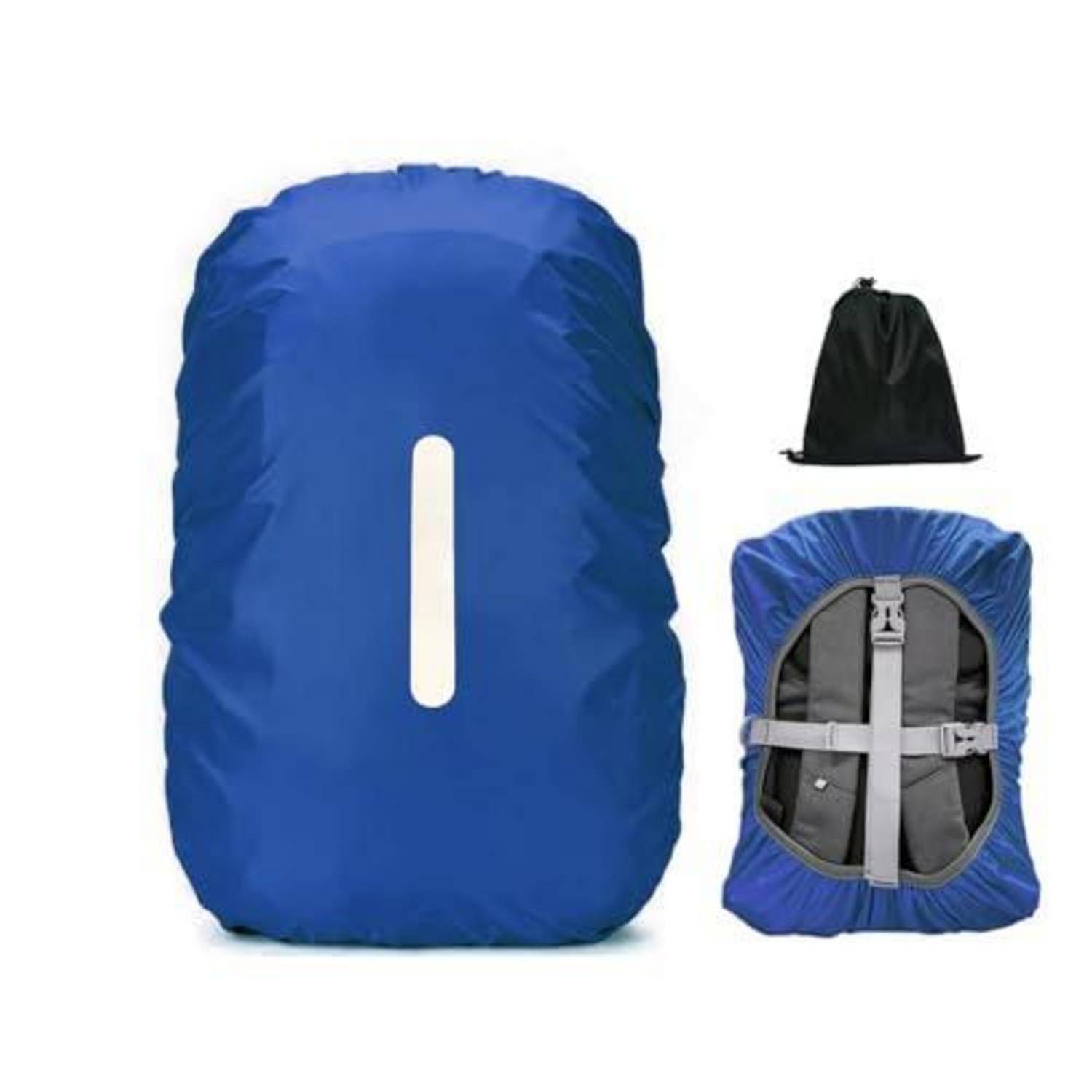 Blauer Rucksack-Regenschutz von vorne gezeigt, zusammengefaltet in einer schwarzen Aufbewahrungstasche und in eine kleine Reißverschlusstasche mit sichtbaren Riemen gepackt.