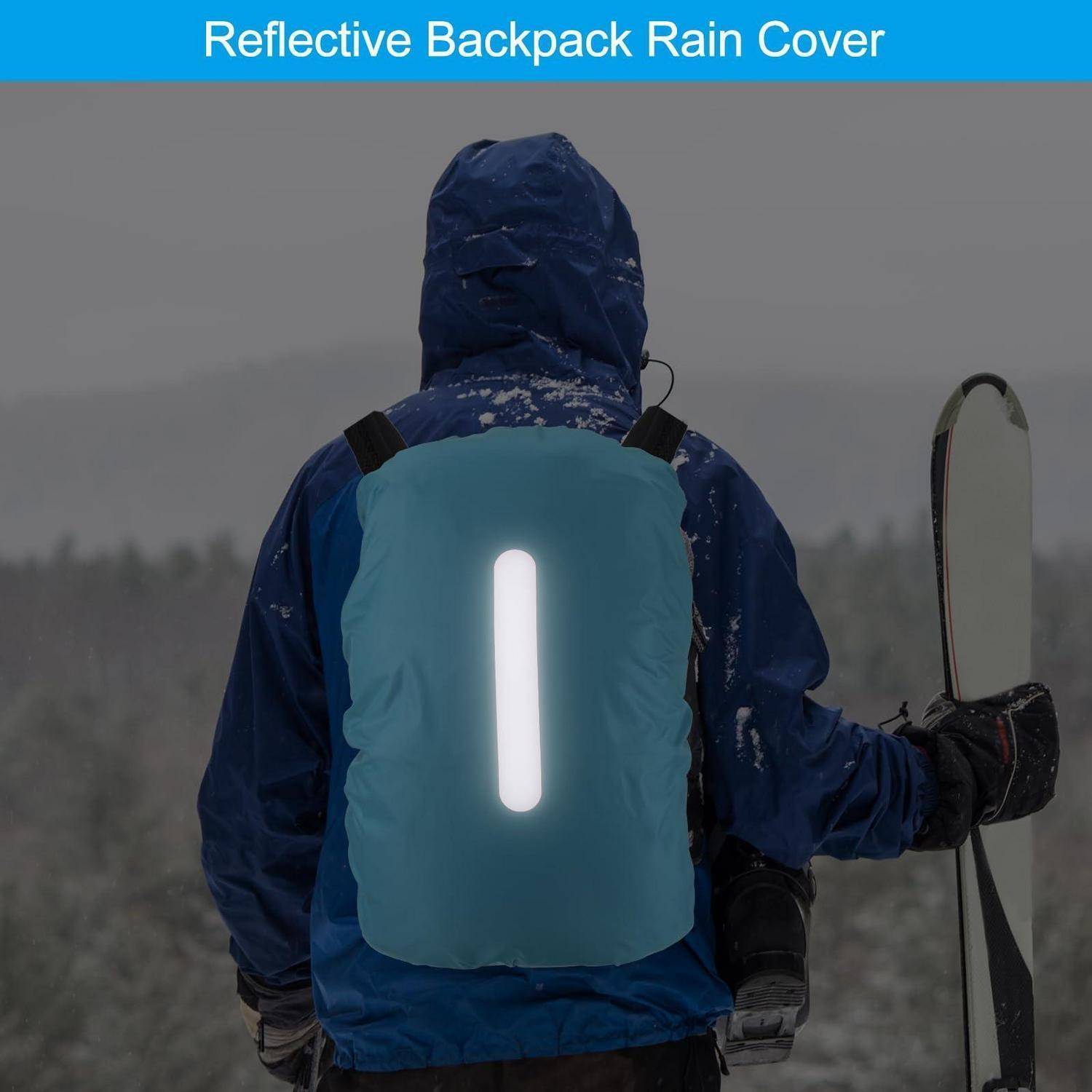 Person in blauer Winterkleidung mit reflektierendem Rucksack-Regenschutz mit hellem vertikalem Streifen, von hinten in schneebedeckten Bedingungen gezeigt.