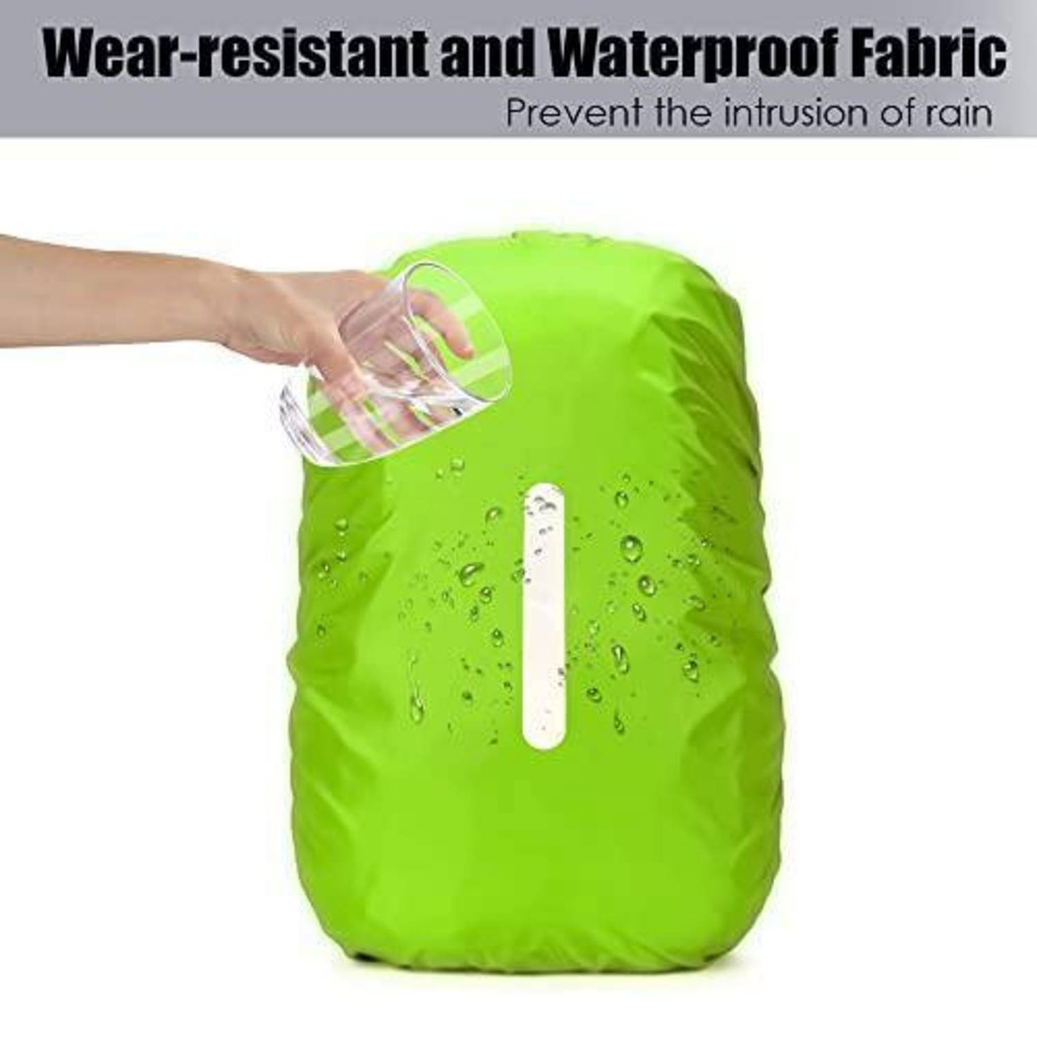 Eine Hand gießt Wasser auf eine leuchtend grüne Rucksackhülle und demonstriert damit das verschleißfeste wasserdichte Material und den Regenschutz.