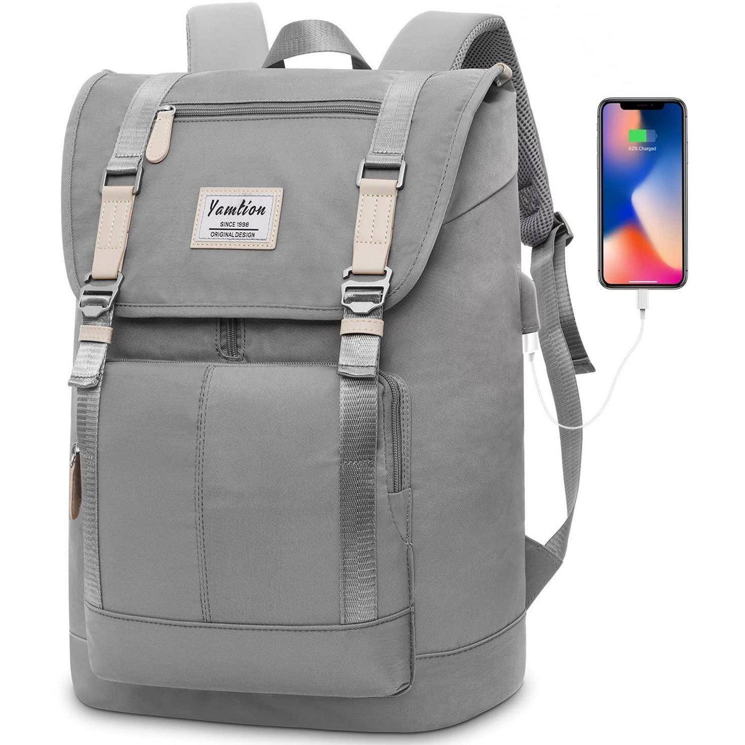 Grauer Rucksack mit Frontklappe und USB-Ladeanschluss, gezeigt verbunden mit einem Smartphone, das rechts aufgeladen wird.