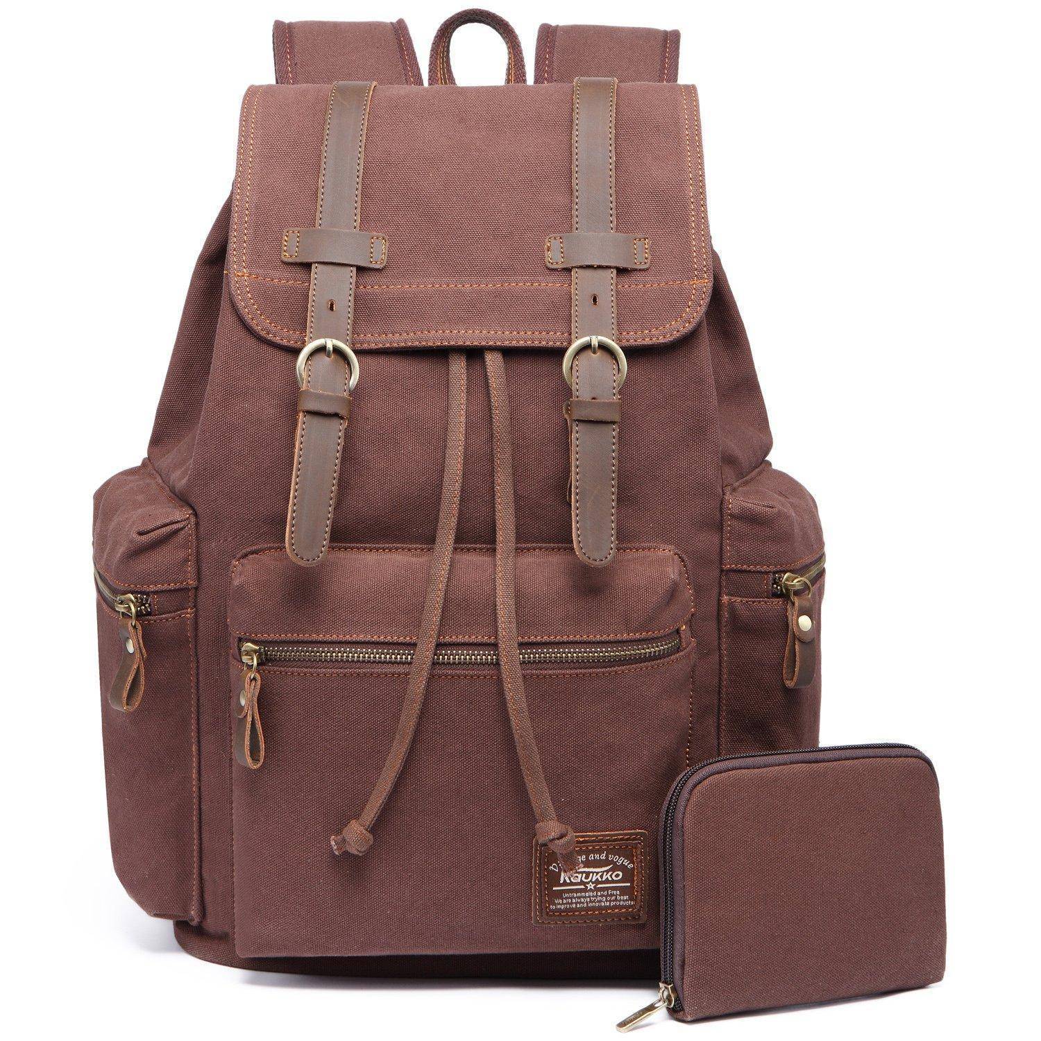 Brauner Leinenrucksack mit vorderer Klappe, mehreren Reißverschlusstaschen und einem kleinen passenden Reißverschlussbeutel daneben.