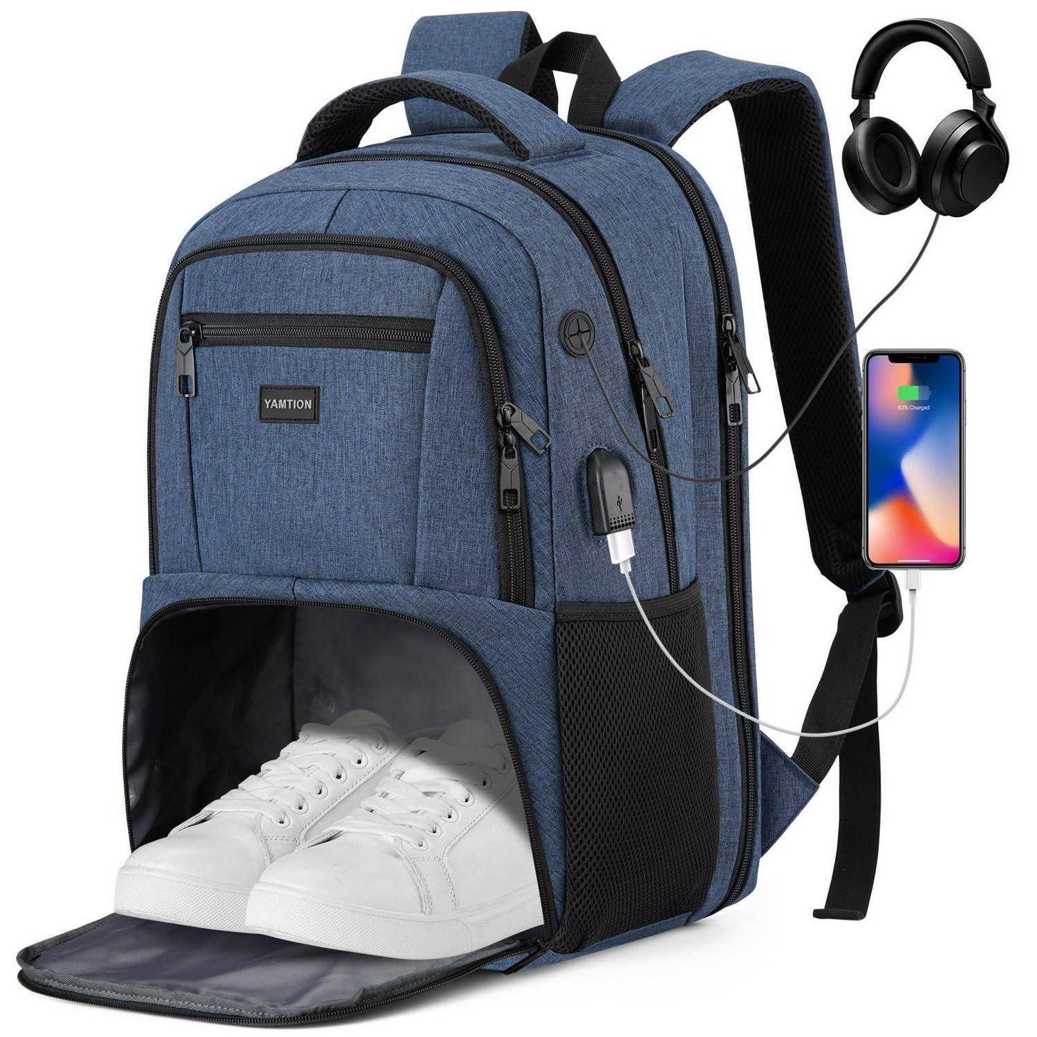 Blauer Rucksack mit vorderer Schuhfach, USB-Ladeanschluss und Seitentaschen, gezeigt mit Sneakers, Telefon und Kopfhörern verbunden für Reise- oder Schulgebrauch.