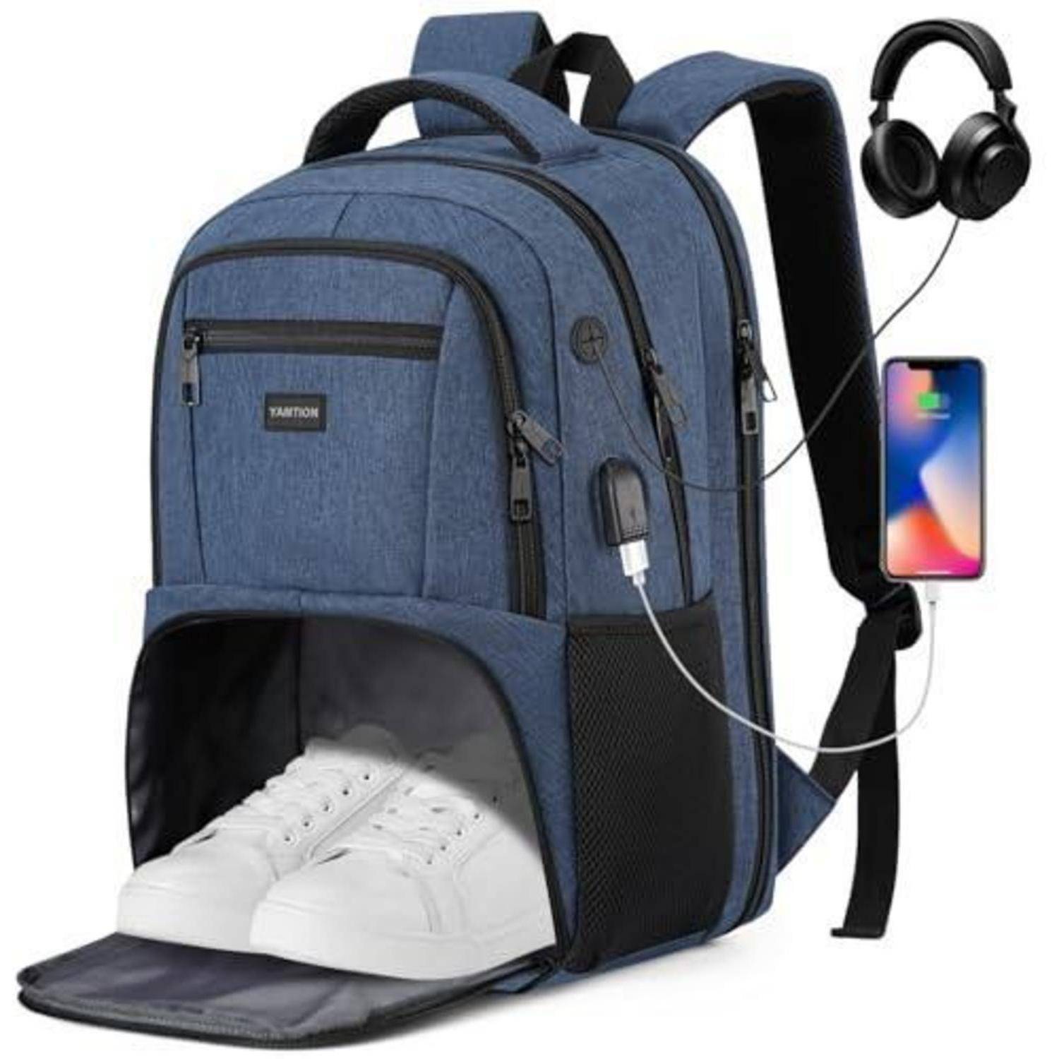 Blauer Rucksack mit Schuhfach, USB-Ladeanschluss und Kopfhörer- sowie Telefonanschlüssen auf weißem Hintergrund.