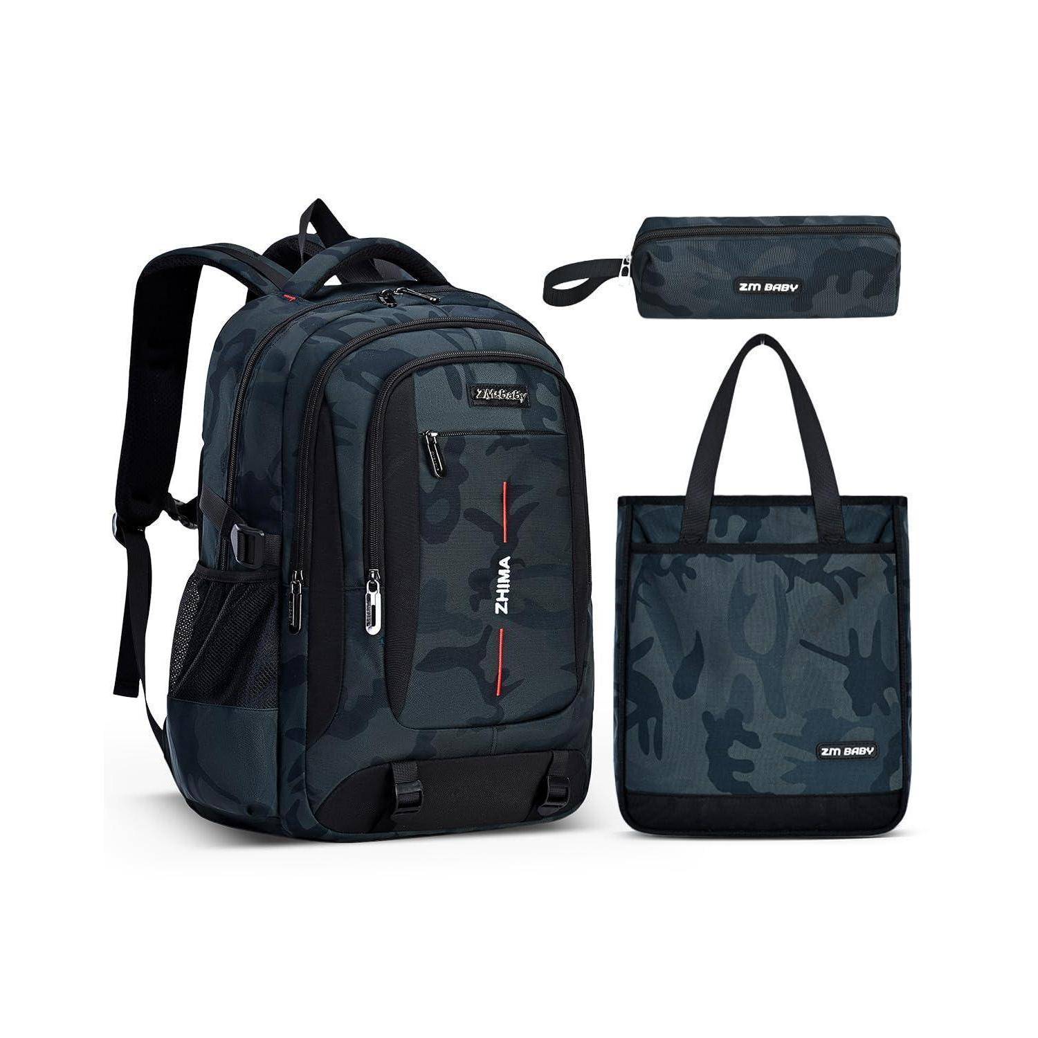 Camouflage-Rucksack-Set mit großem Rucksack, passender Tragetasche und Federmäppchen auf weißem Hintergrund.