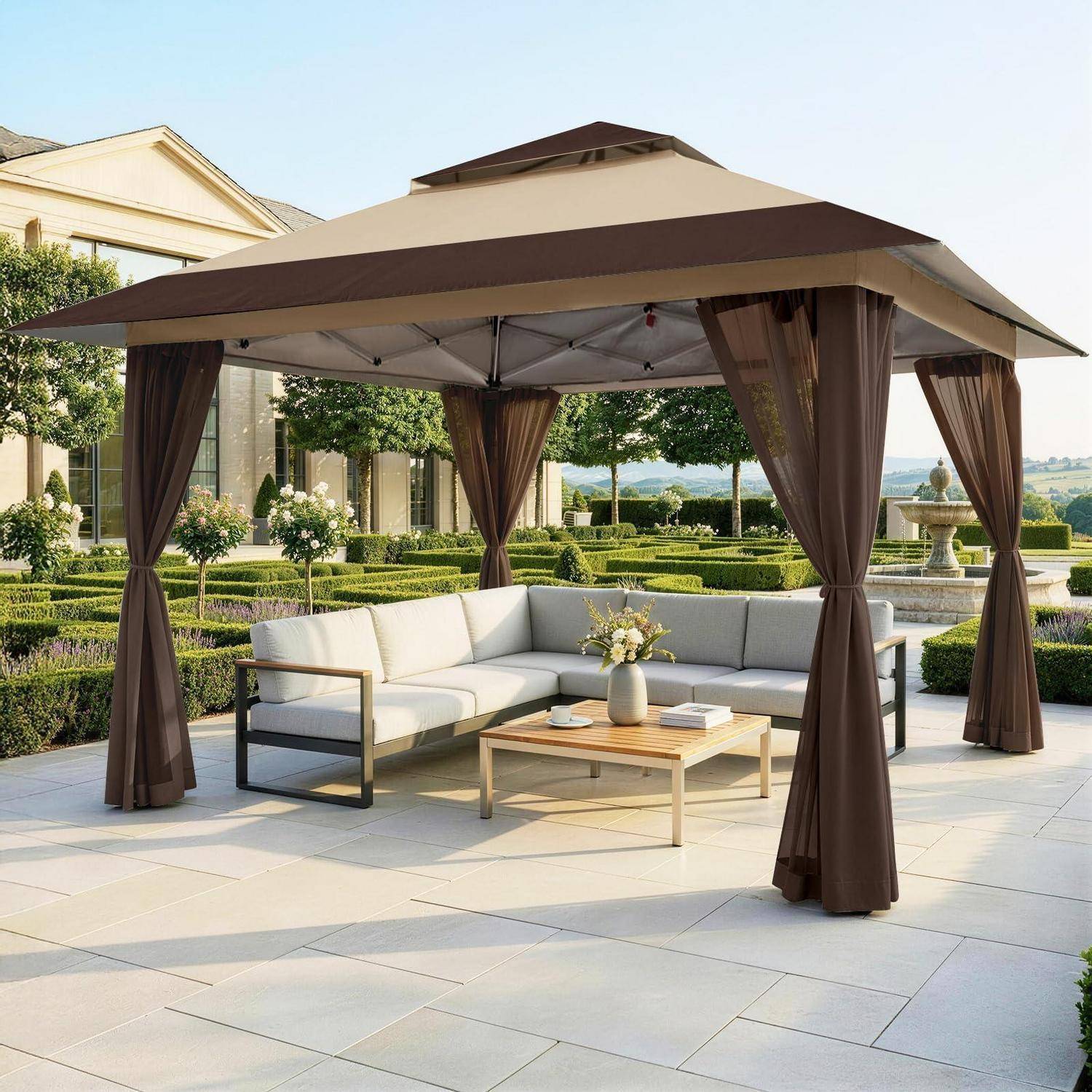 Outdoor-Terrassenpavillon mit braunen Vorhängen und einem L-förmigen Sofa, Couchtisch und dekorativer Vase in einem gestalteten Gartenhof.