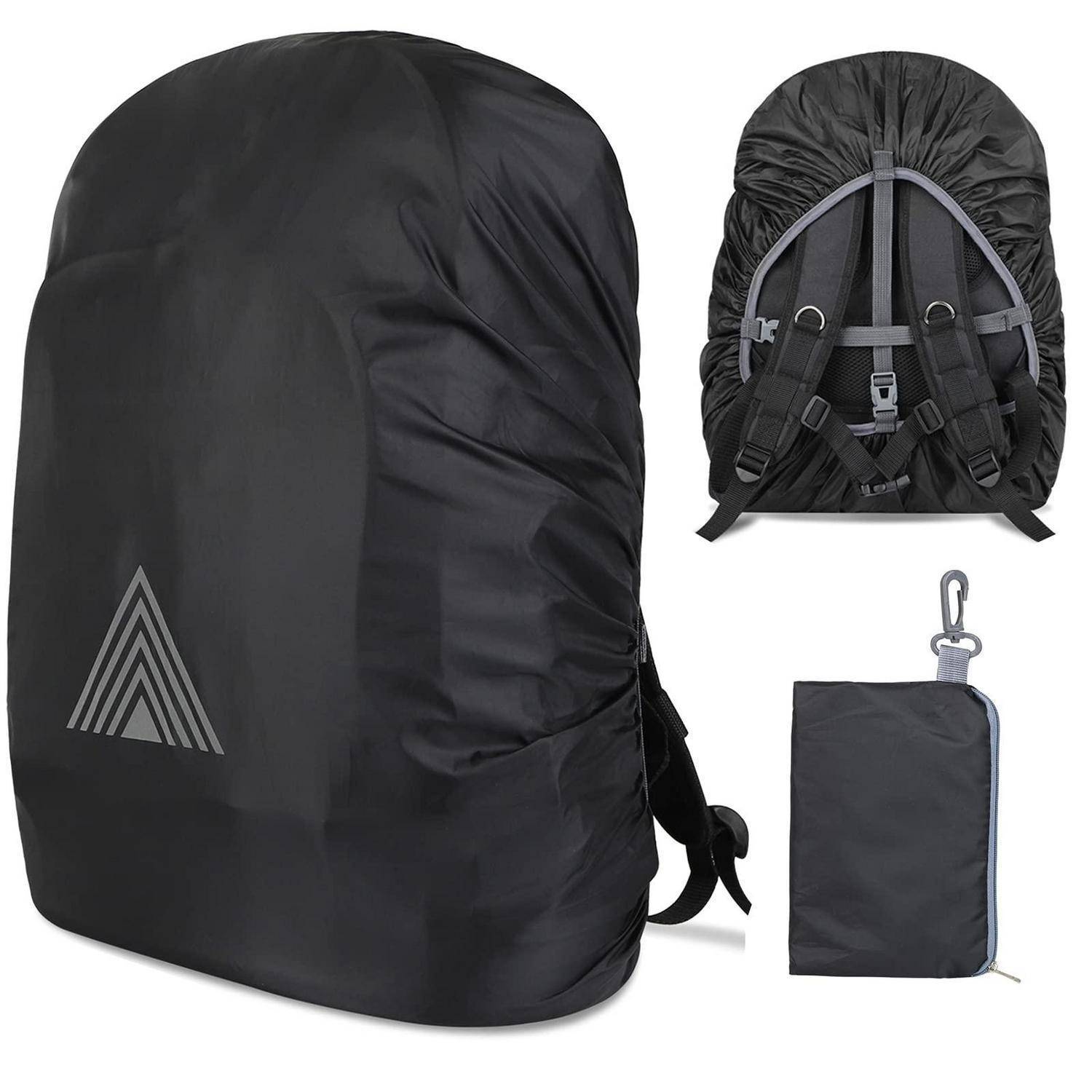 Schwarze Rucksack-Regenschutzhülle, dargestellt auf einem Rucksack mit verstellbarem Tragesystem und zusammengefalteter Hülle in einem kleinen Reißverschlussbeutel mit Clip.
