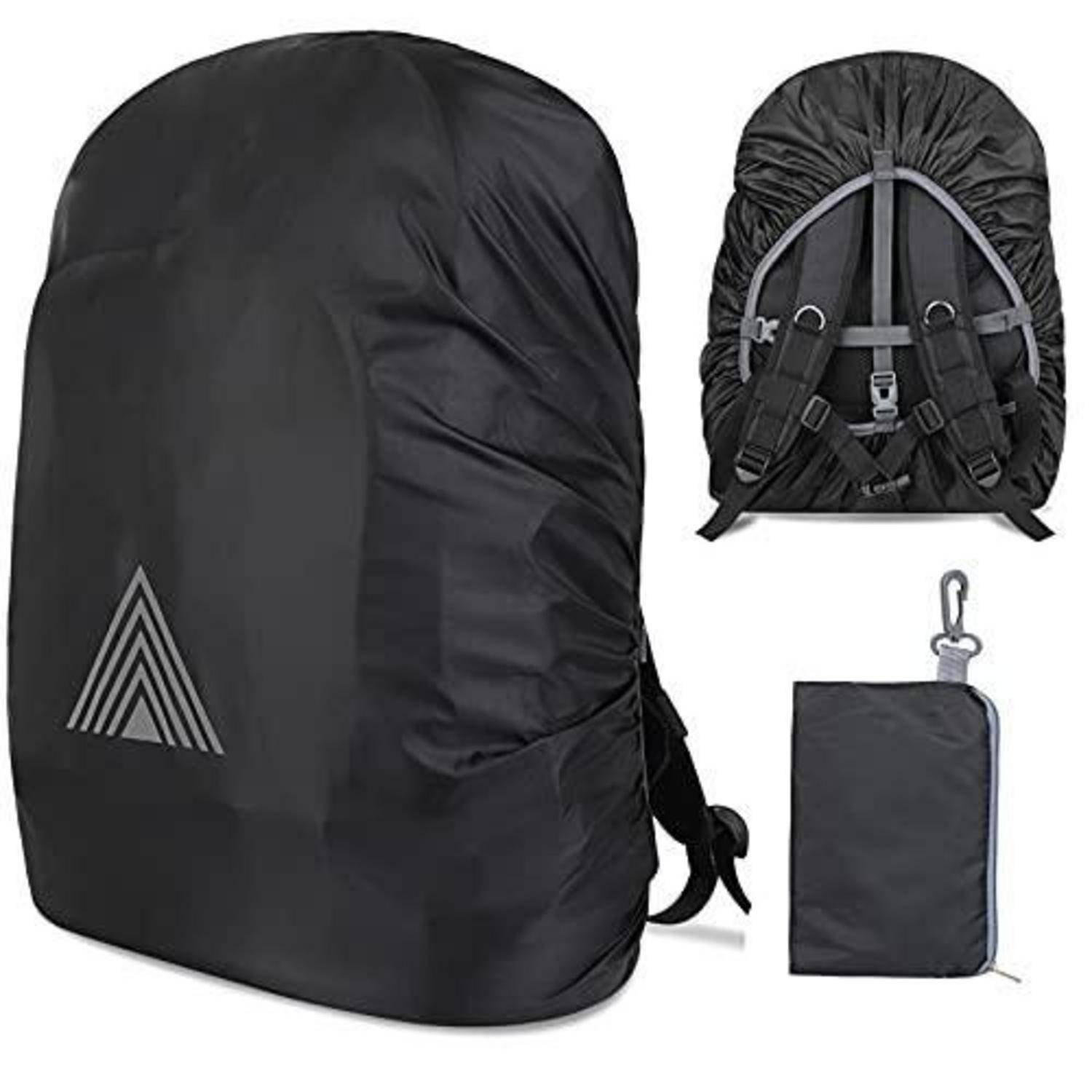 Schwarze Rucksackregenschutzhülle, shown auf einem Rucksack, mit Aufbewahrungstasche und befestigtem Clip im Lieferumfang enthalten.