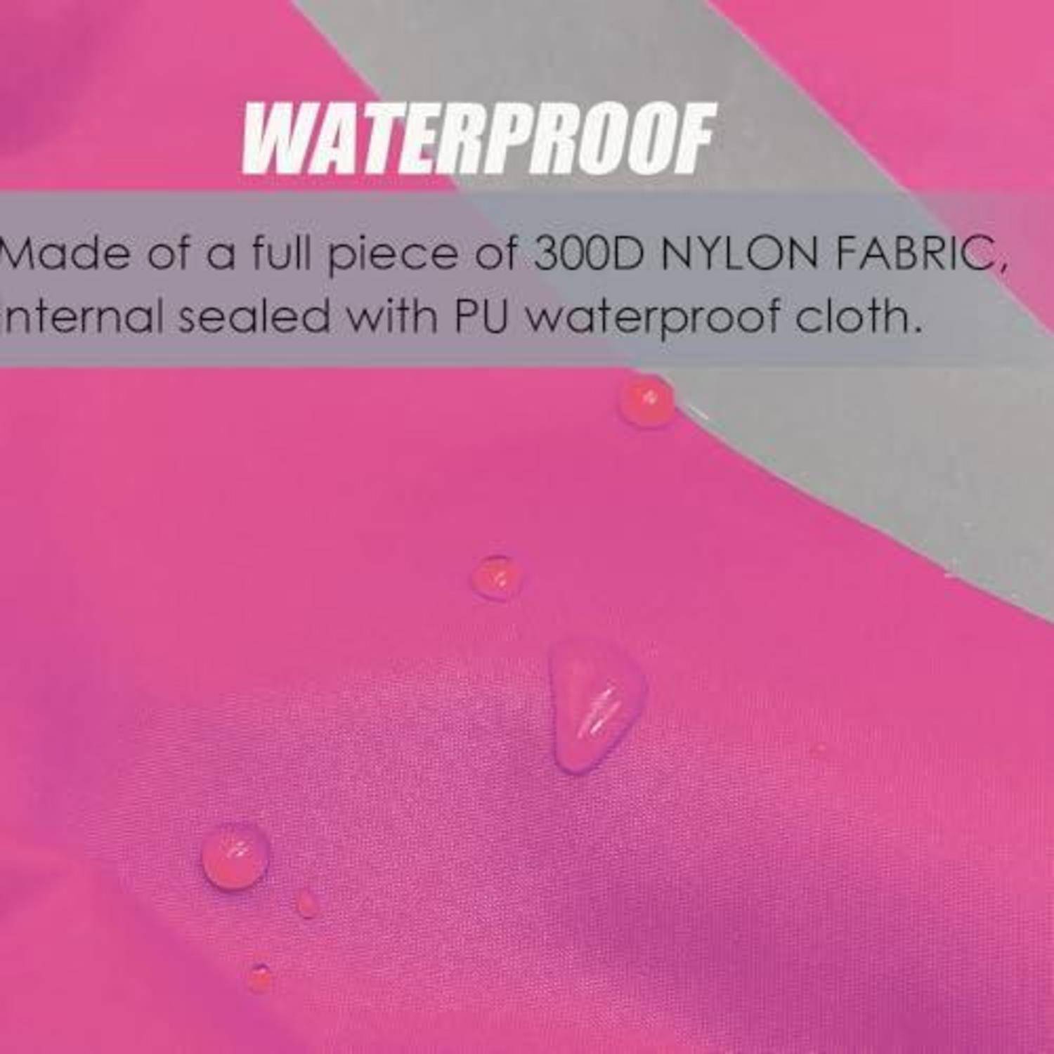 Nahaufnahme von rosa wasserdichtem Stoff mit Wassertropfen, beschriftet mit „WASSERDICHT" und „Hergestellt aus einem durchgehenden Stück 300D-NYLONSTOFF, innen versiegelt mit wasserdichtem PU-Stoff."