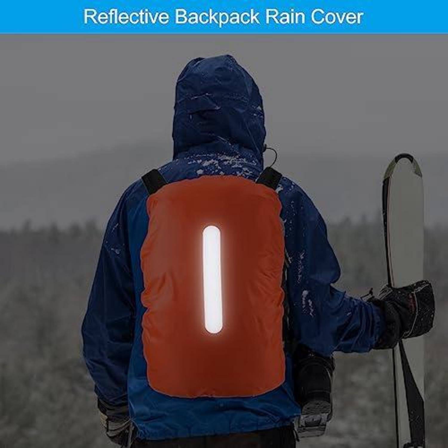 Person in einer blauen Jacke trägt eine orangefarbene reflektierende Regenschutzhülle für den Rucksack mit einem hellen vertikalen Streifen, gezeigt im Freien bei Schneefall.