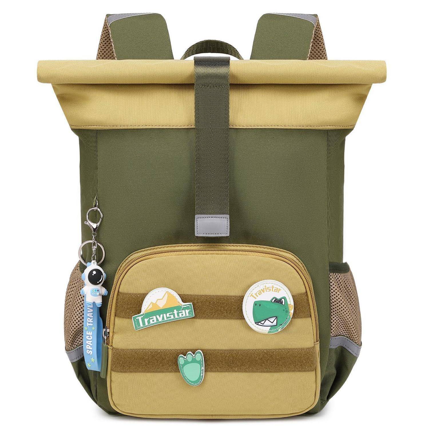 Olivgrüner Rucksack mit Rollverschluss, hellbeiger Vordertasche, seitliche Netztaschen und hängende Schlüsselkette mit Weltraum-Anhänger.