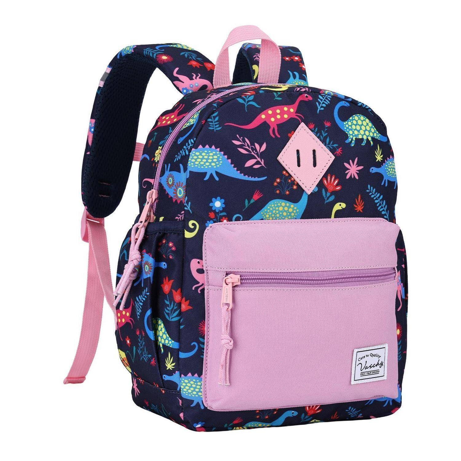 Kinderrucksack mit dunklem Dinosaurier-Print, rosa Riemen und einer vorderen Reißverschlusstasche auf weißem Hintergrund.