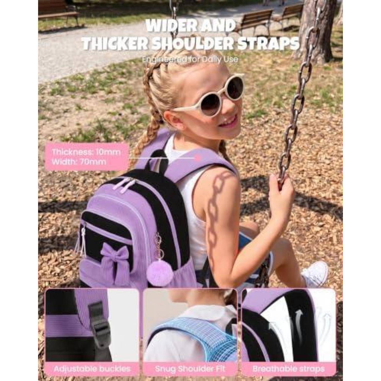 Junges Mädchen mit Sonnenbrille und violettem Rucksack auf einer Schaukel, mit Text, der breitere, dickere Schultergurte, verstellbare Schnallen und atmungsaktive Gurte hervorhebt.