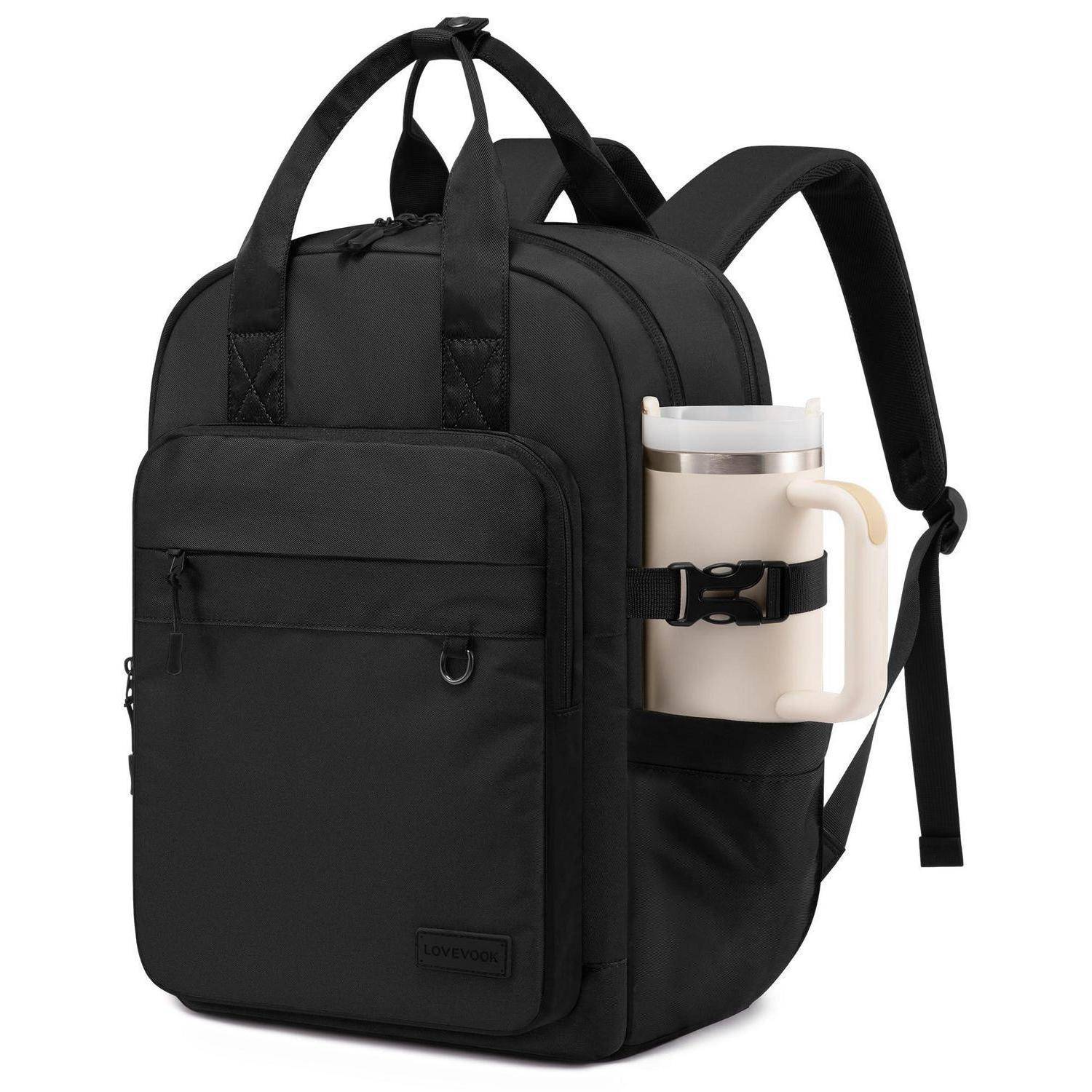Schwarzer Rucksack mit einer vorderen Reißverschlusstasche und einem seitlichen Getränkehalter, der einen beigen Becher hält, vor weißem Hintergrund gezeigt.