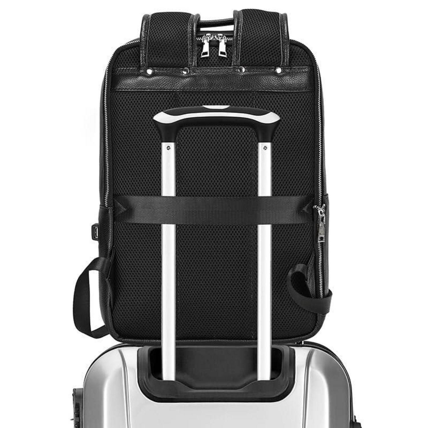 Schwarzer Rucksack an einem silbernen Rollkoffer angebracht, mit einem Gepäckgurt und ausziehbarem Griff für Reisebequemlichkeit.