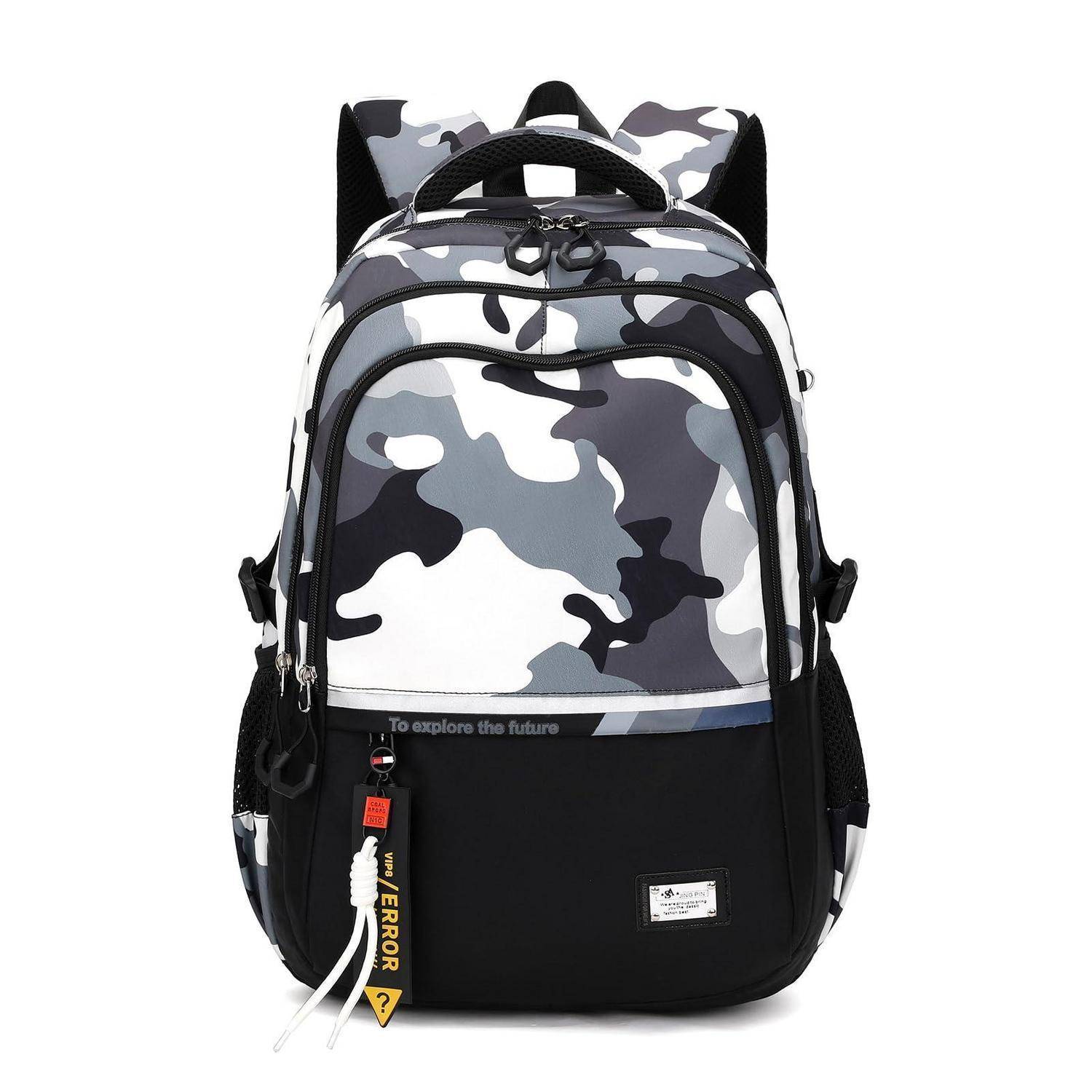 Schwarz-grauer Camouflage-Rucksack mit vorderen Taschen, seitlichen Netzhaltern und einem Anhängeetikett auf weißem Hintergrund.
