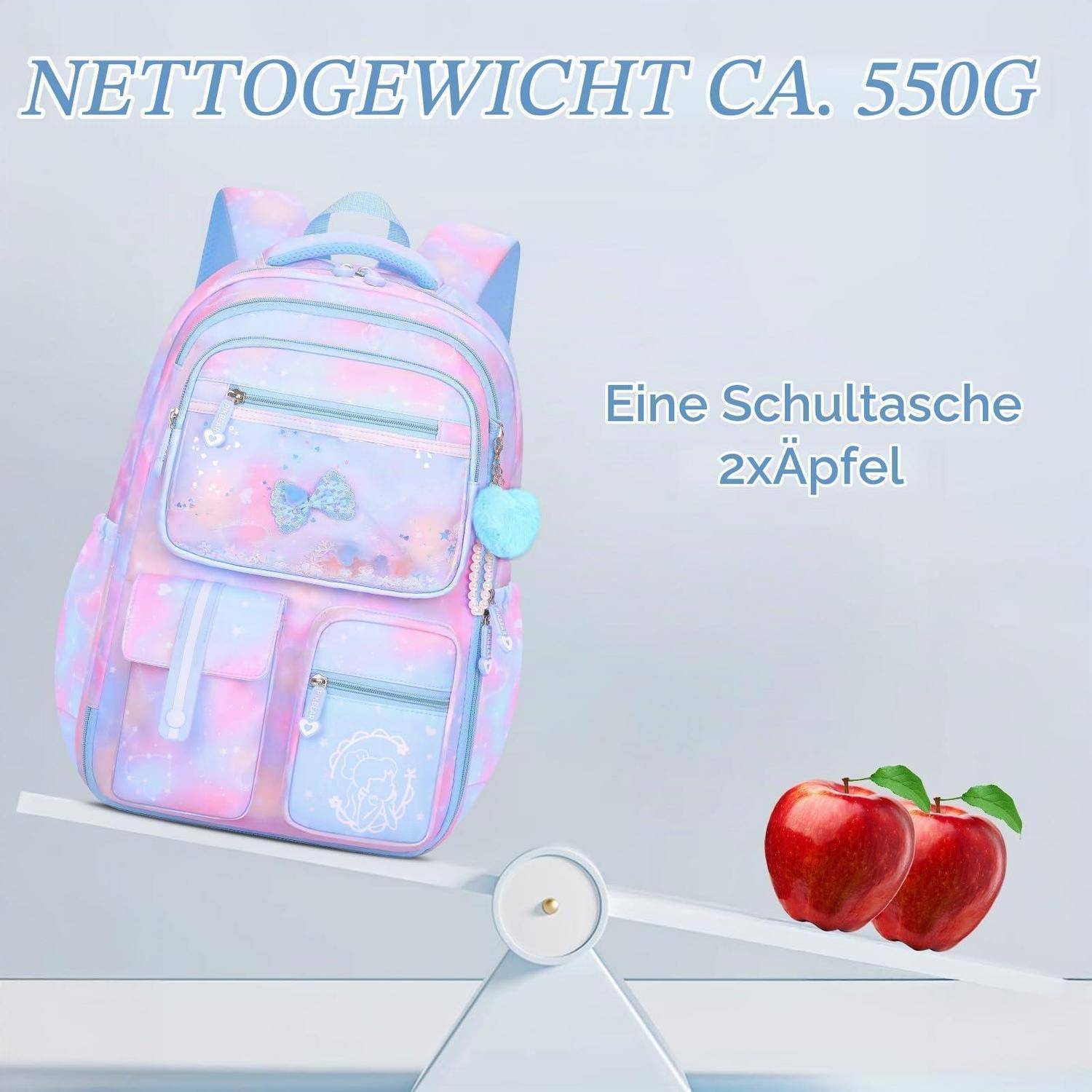 Rosafarbener-blauer Schulrucksack auf einer Waage mit zwei Äpfeln, die 