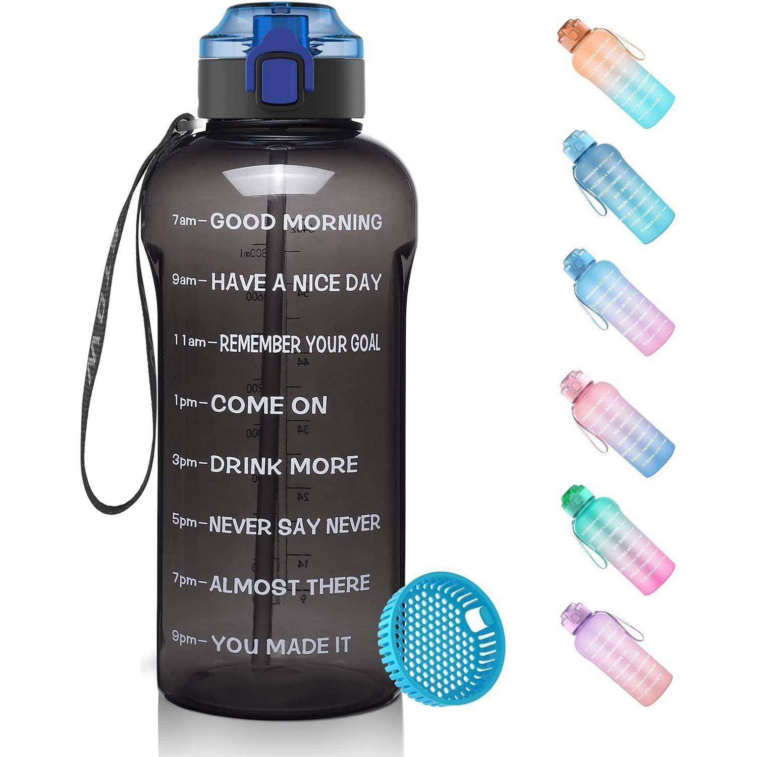 Schwarze motivierende Wasserflasche mit stündlicher Erinnerungsinschrift, blauem Deckel und Riemen, gezeigt mit mehreren Farboptionen und abnehmbarem Filtierbecher.