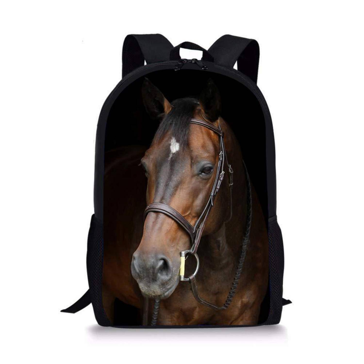 Schwarzer Rucksack mit einem Pferdegesicht auf der vorderen Tasche bedruckt, vor weißem Hintergrund gezeigt.