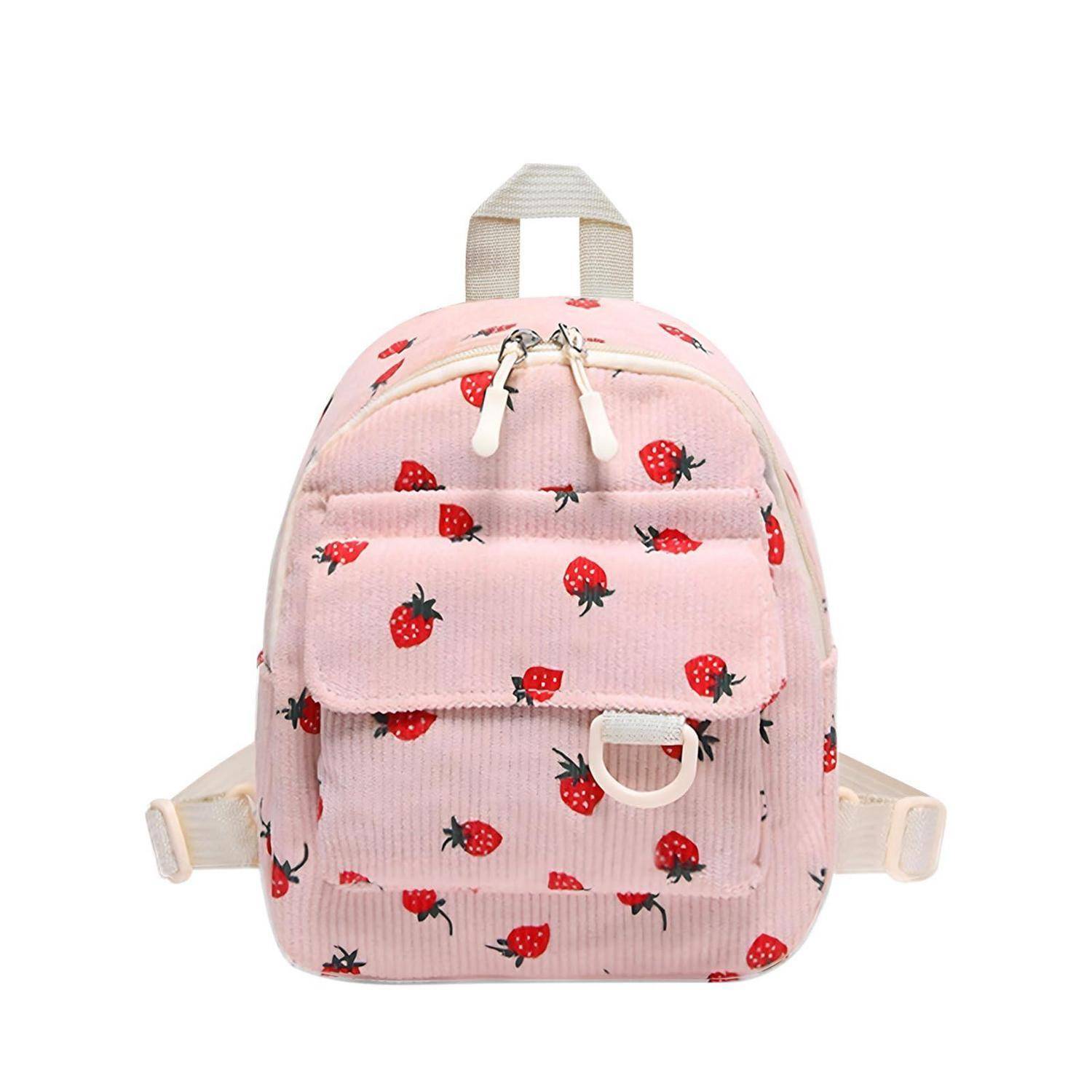 Kleiner rosa Rucksack mit Erdbeerdruck, Vordertasche und Griffgriff, auf weißem Hintergrund dargestellt.