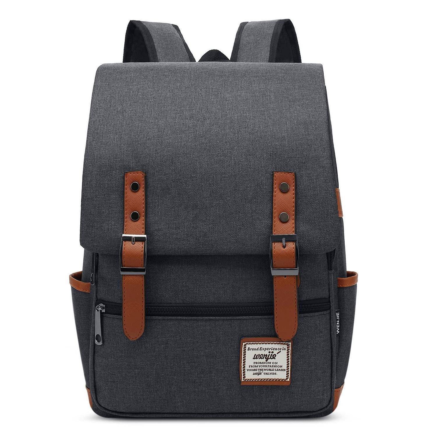 Dunkelgrauer Rucksack mit braunen Ledergriffen, vorderer Reißverschlusstasche und seitlichen Flaschenhaltern auf weißem Hintergrund.