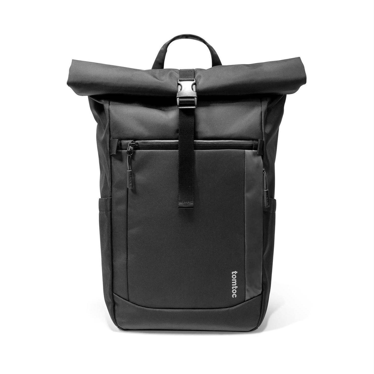 Schwarzer Roll-Top-Rucksack mit vorderer Reißverschlusstasche und tomtoc-Logo auf weißem Hintergrund.