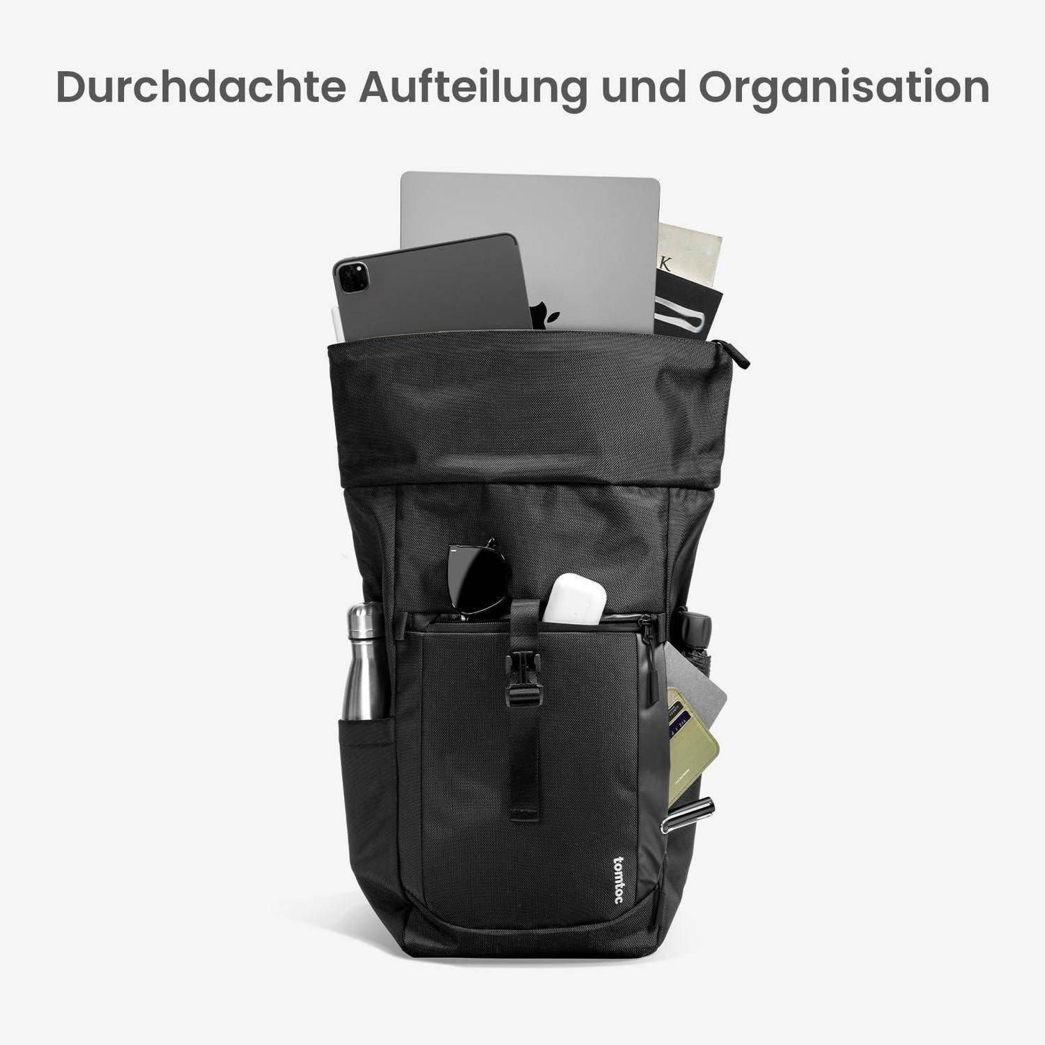 Schwarzer Rucksack mit offenem Deckel, der organisierte Fächer zeigt, in denen ein Laptop, Tablet, Telefon, Flasche und Zubehör untergebracht sind; deutscher Text lautet „Durchdachte Aufteilung und Organisation