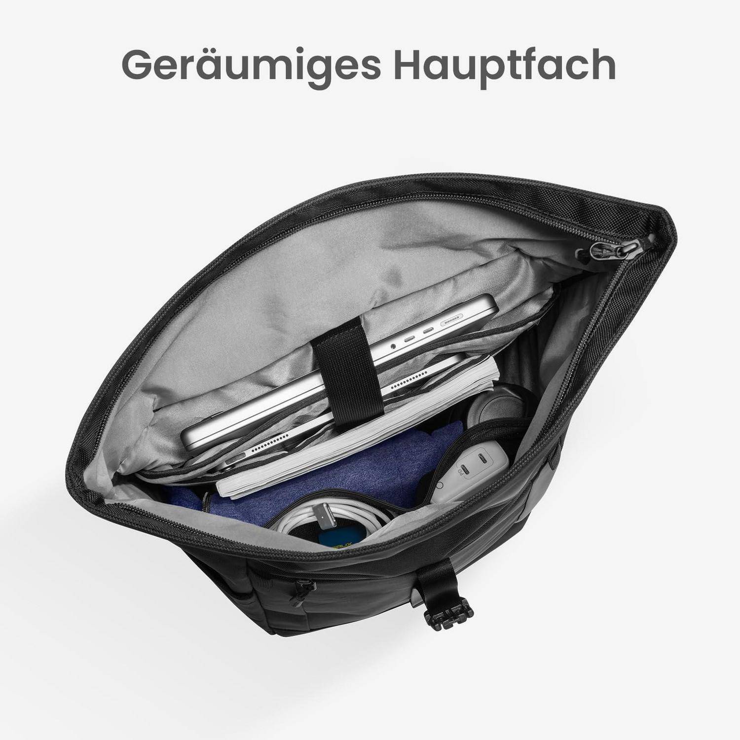 Offene Tasche mit einem geräumigen Hauptfach ('Geräumiges Hauptfach'), in dem ein Laptop, Notizbücher, Kabel und andere Gegenstände organisiert untergebracht sind.