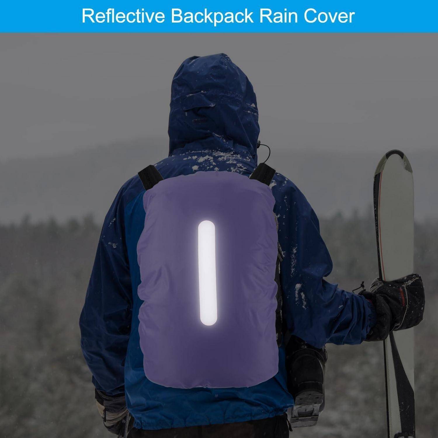 Person in blauer Winterbekleidung mit einer violetten Rucksack-Regenschutzhülle mit reflektierendem vertikalem Streifen; der Titel lautet „Reflektive Rucksack-Regenschutzhülle".