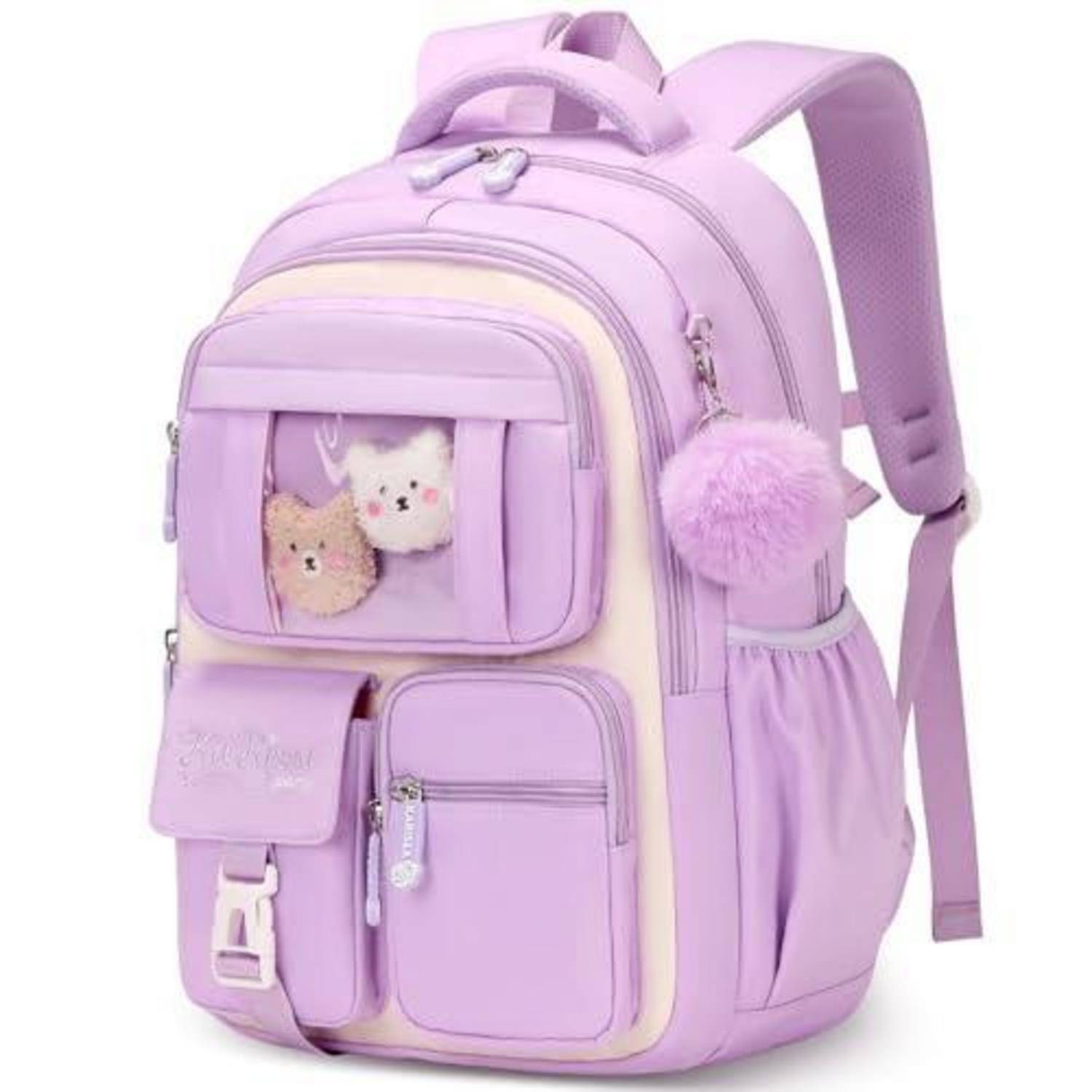 Lavender-Schulrucksack mit mehreren Reißverschlusstaschen, seitlicher Netztasche, flauschigem Pom-Pom-Anhänger und plüschigem Tierschlüsselanhänger, sichtbar im vorderen Fenster.
