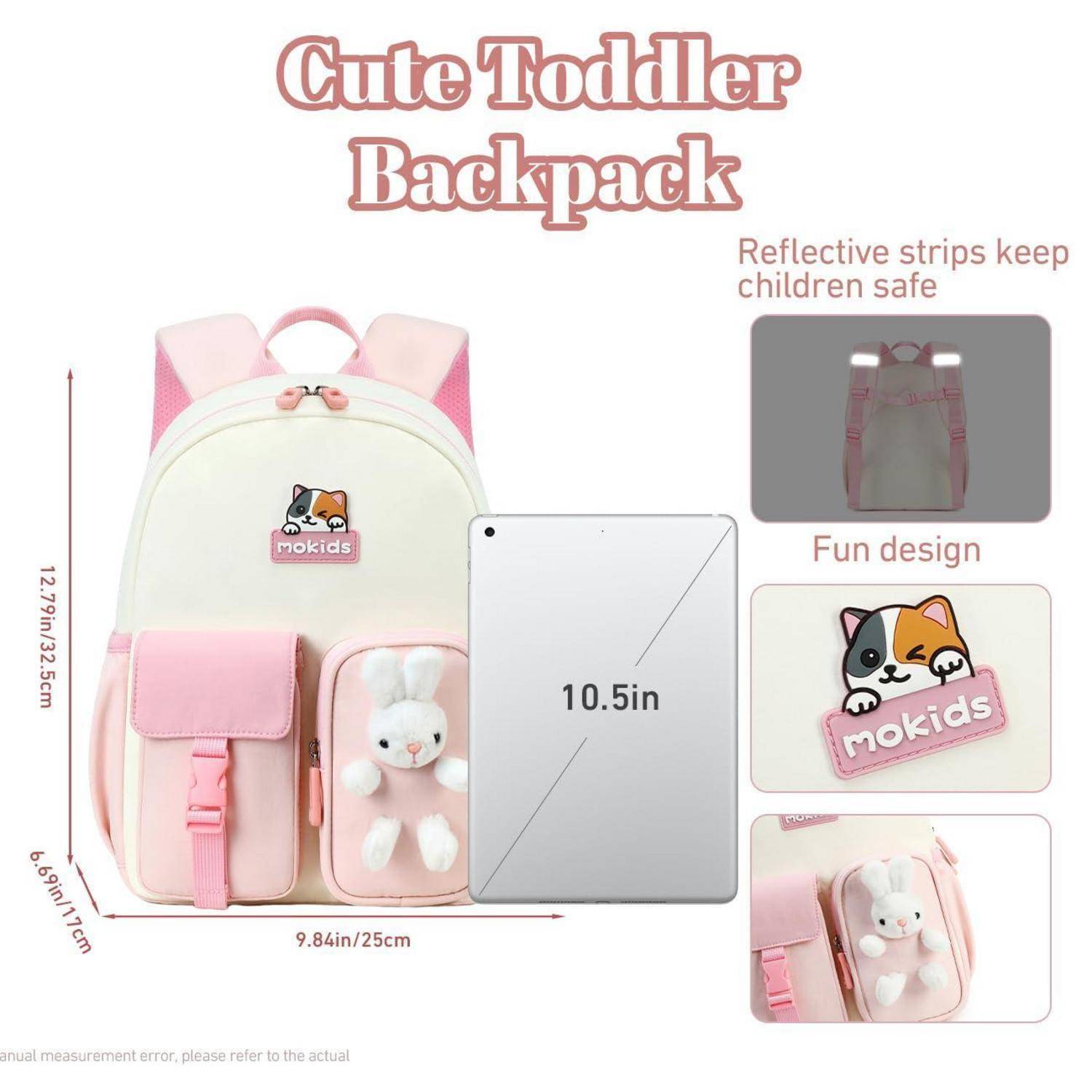 Produktanzeige für einen niedlichen Kleinkind-Rucksack mit einem rosa-creme farbenen Rucksack mit vorderen Taschen, Plüsch-Hasenanhänger, reflektierenden Streifen und Größe 12,79 x 9,84 x 6,69 Zoll, mit 10,5-Zoll-Tablet zur Größenangabe.