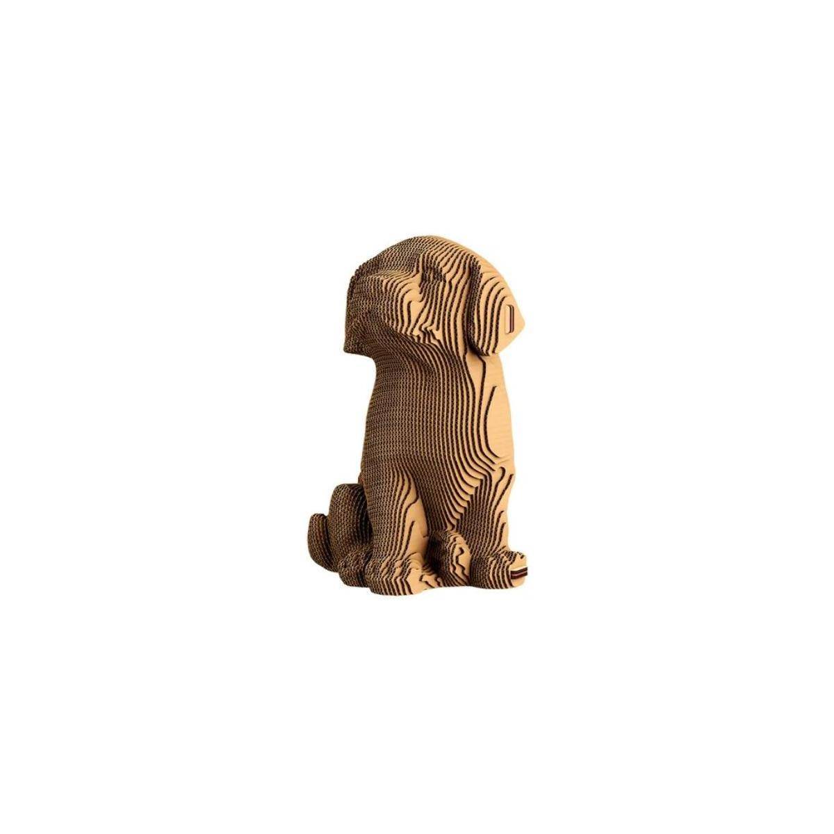 Kleine gestreifte braune Pappschachtelhund-Figur, aufrecht sitzend auf einem schlichten weißen Hintergrund.