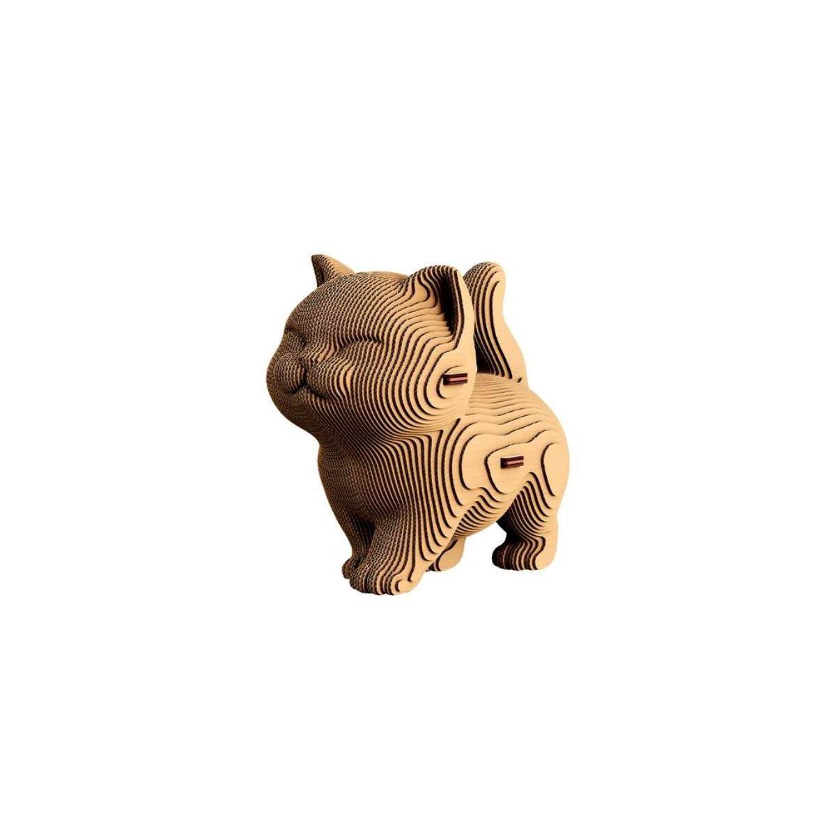 Eine kleine stilisierte 3D-Katzenfigur mit geschichteten gestreiften holzähnlichen Konturen, gezeigt vor einem einfachen weißen Hintergrund.