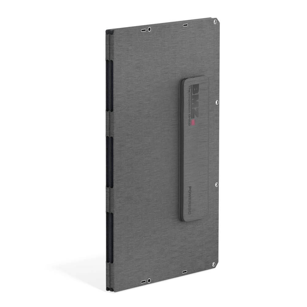 Grauer robuster Tablet- oder Gerätekoffer mit langem Seitengriff, geschlossen auf schwarzem Hintergrund gezeigt.