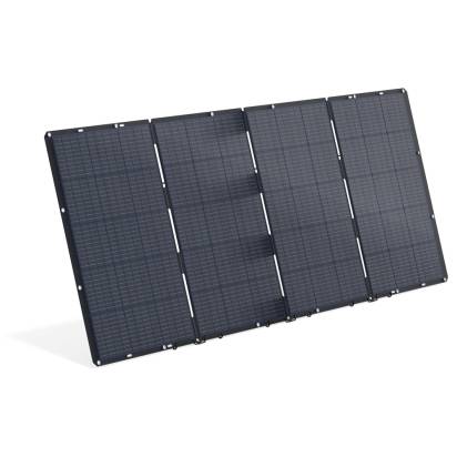 Ein gefaltetes schwarzes Solarpanel mit vier rechteckigen Abschnitten auf einfarbig schwarzem Hintergrund.