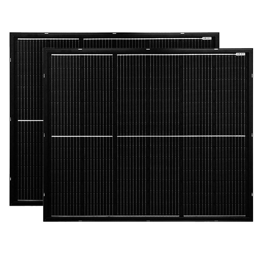 Zwei überlappende schwarze Solarpanels mit dünnen vertikalen Zellenlinien auf weißem Hintergrund.