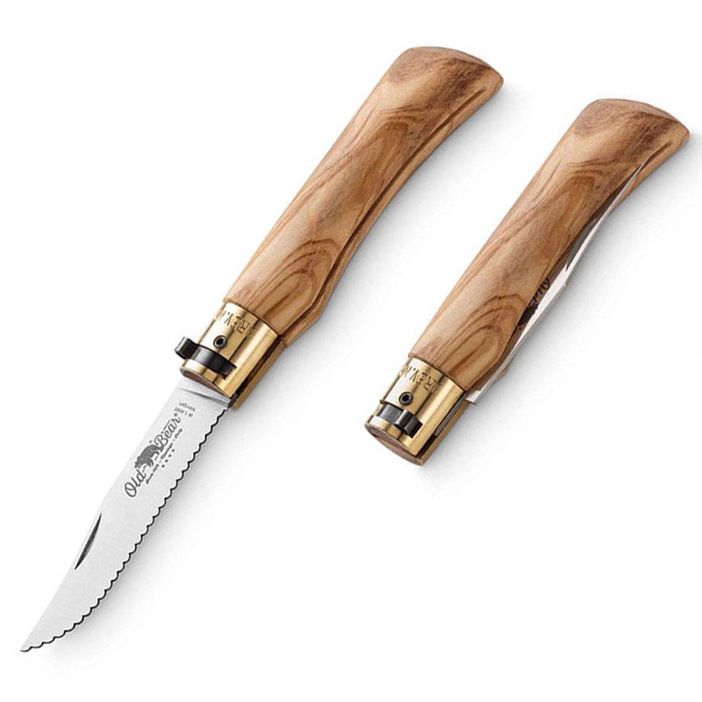Zwei Klapptaschenmesser mit Holzmaserung-Griffen und Messingbeschlägen, eines offen mit gezahnter Klinge, auf weißem Hintergrund.
