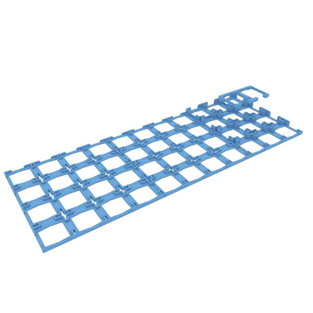 Blaues Kunststoffgitterpanel mit einem Gitter aus quadratischen Öffnungen, isoliert auf weißem Hintergrund dargestellt.