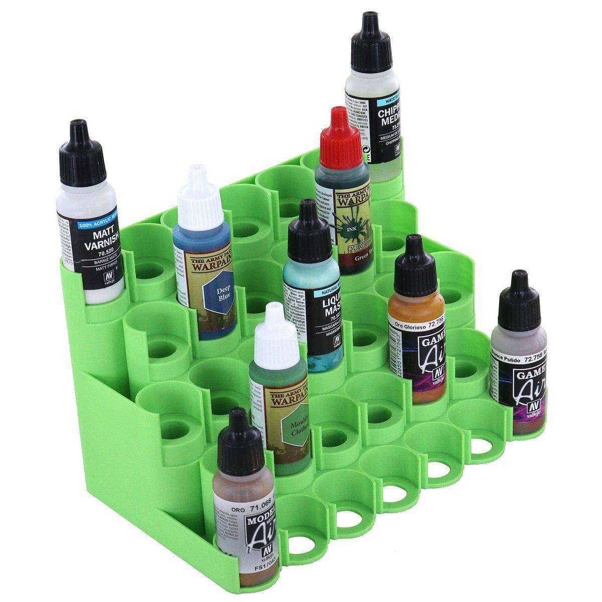 Grünes Multi-Slot-Flaschenregal mit mehreren kleinen Farb-/Lack-Tropfflaschen, aufrecht auf weißem Hintergrund angeordnet.
