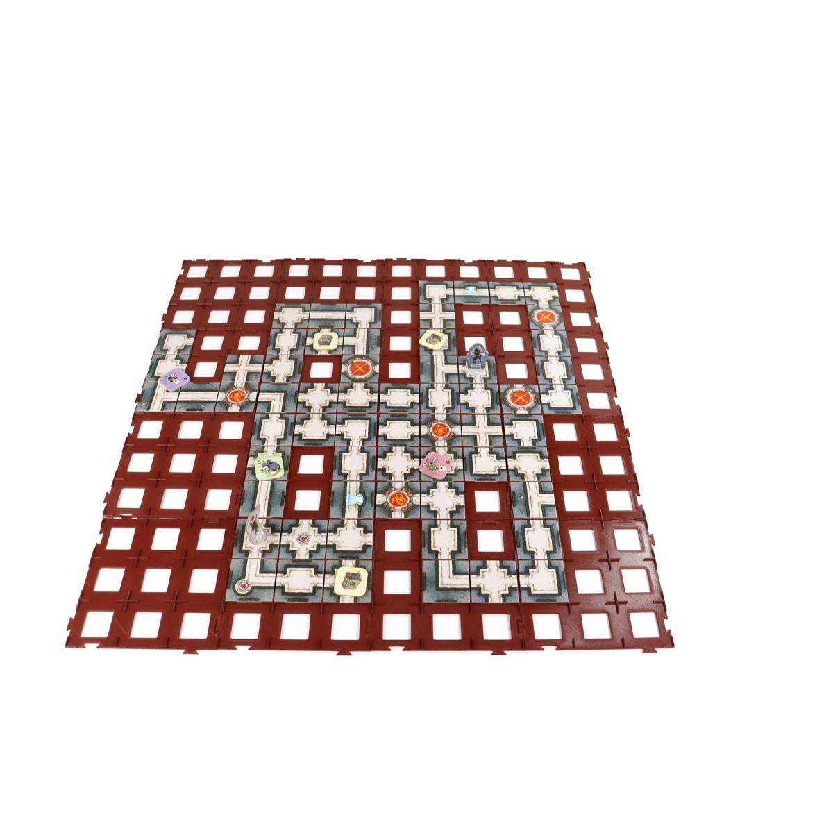 Vogelperspektive eines labyrinthartig gestalteten Brettspiels auf einem roten Gitterbrett mit verbundenen weißen Wegen und mehreren farbigen Spielfiguren.