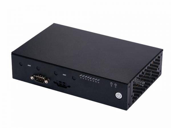 Schwarzer industrieller Box-Computer mit Frontschalter, Antennenanschlüssen, Seriellem Anschluss und Belüftungsgitter an der Seite.
