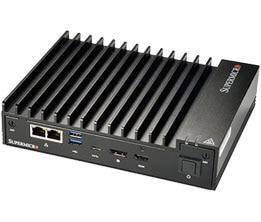 Schwarzer Netzwerk-Switch oder Server-Gerät mit Kühlrippen, vorderen Ethernet-Anschlüssen und Stromschaltern, auf weißem Hintergrund dargestellt.