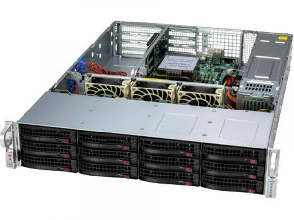 Offenes Server-Gehäuse mit nach vorne ausgerichteten Hot-Swap-Festplattenschächten, Kühlüftern und sichtbaren internen Komponenten.